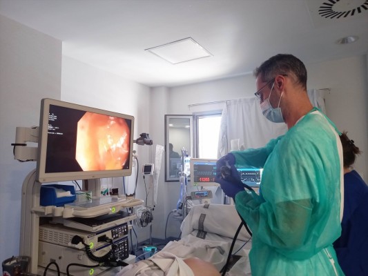 El Hospital de Manises realiza el primer trasplante de microbiota fecal para tratar infecciones intestinales graves