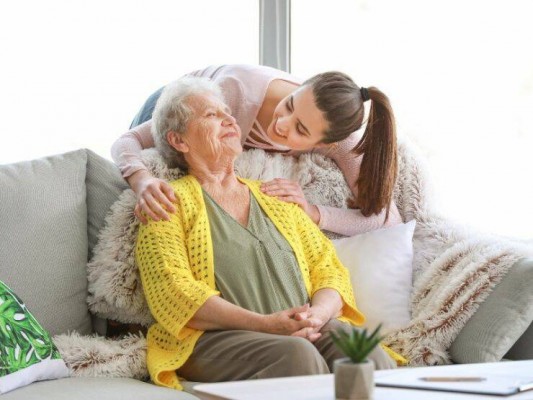 Jóvenes y mayores: desconocidos y compañeros de piso 