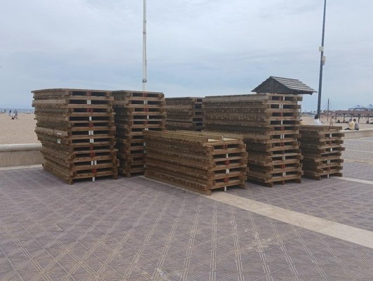 València pone a punto sus playas: instaladas las pasarelas de acceso para el verano