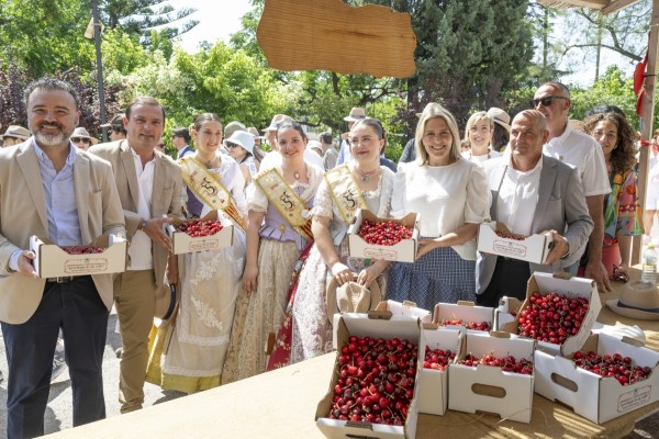 Marta Barrachina ensalza la calidad de los productos autóctonos de Castellón en la Feria de la Cereza de La Salzadella