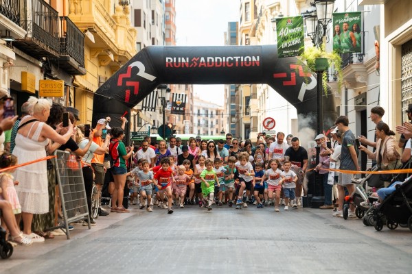 Cerca de 500 personas participan en la primera CorreFamily y llenan de deporte y ocio familiar el centro de Castelló