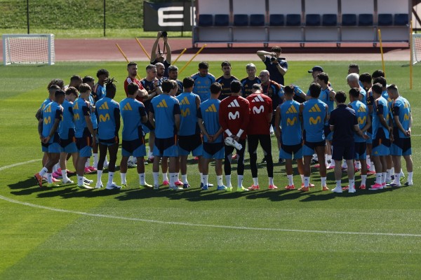 Baño de masas de la selección española en su primer entrenamiento