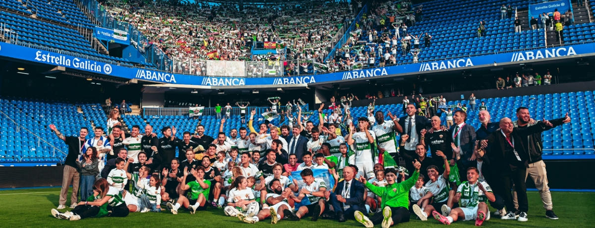 Foto de familia del ascenso en Riazor