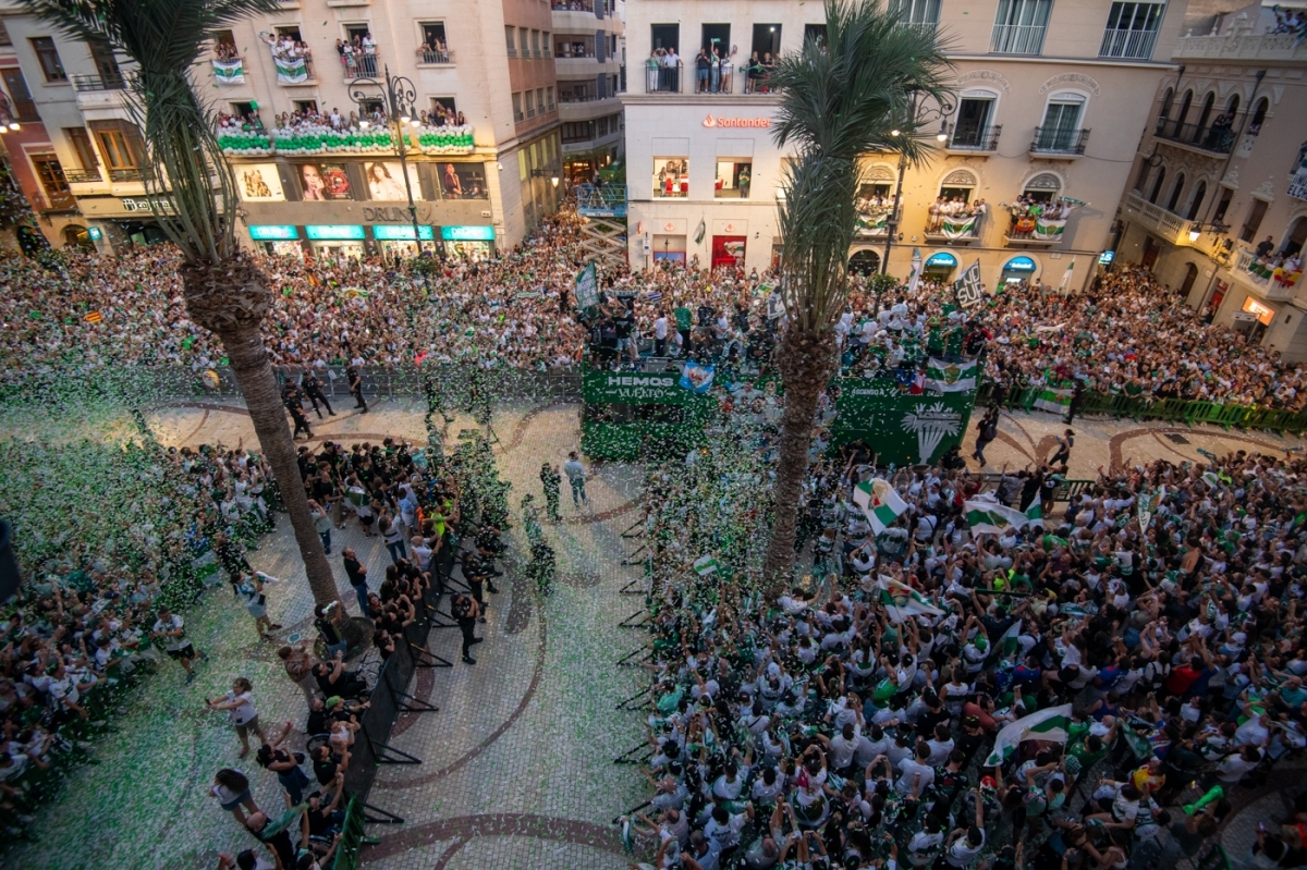 Elche salió a la calle al día siguiente para arropar a su equipo