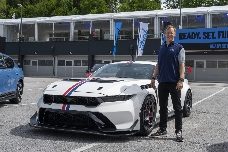 Dibujando la trazada perfecta: Así se pilota un Mustang GTD en circuito
