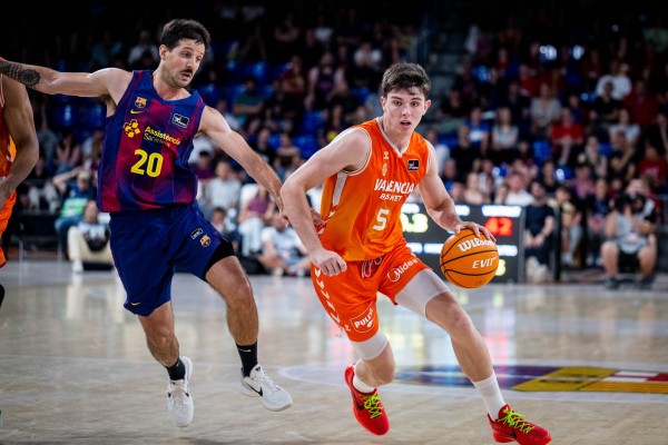 Valencia Basket sella el segundo puesto con una exhibición en el Palau Blaugrana