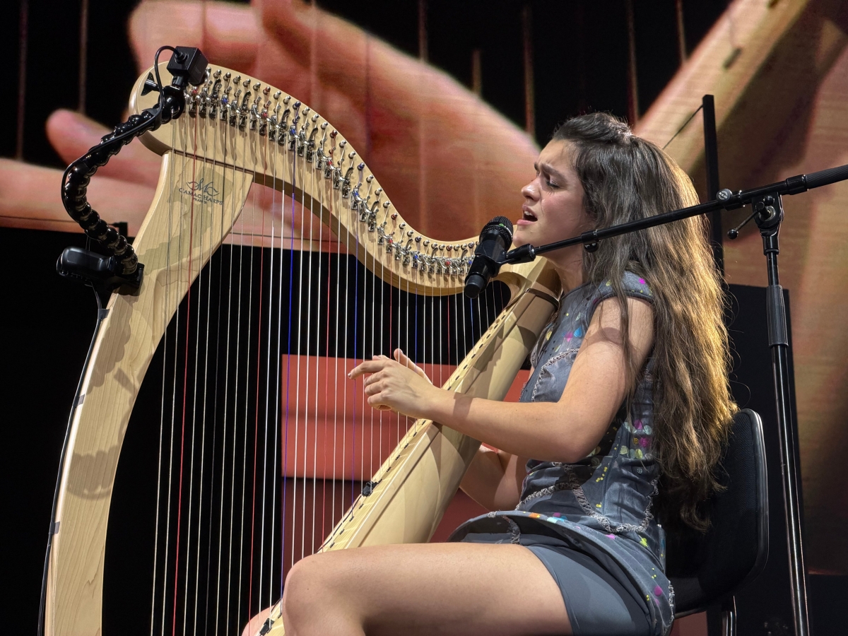 Solo Amaia puede ser Amaia: la cantante deslumbra en el Roig Arena