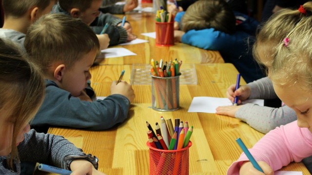 El Consell amplía las ayudas de 500 euros para material escolar a afectados por la Dana