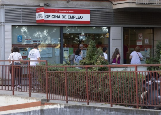 El paro cae en 36.323 personas en mayo y marca su menor nivel en este mes en 19 años, con 2,32 millones