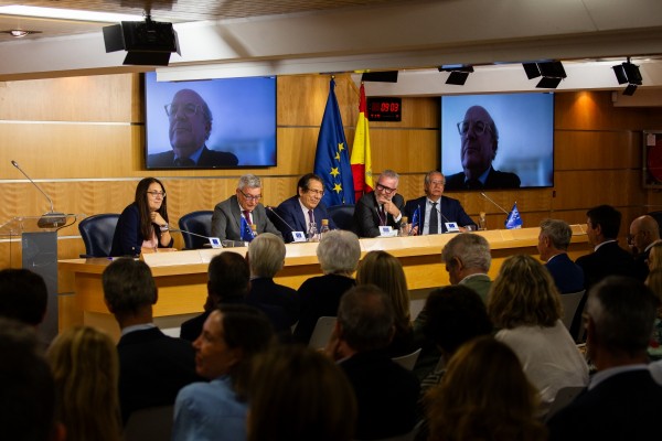 Andersen presenta un libro que aborda la cesión de soberanía y la primacía del Derecho de la UE en las constituciones europeas