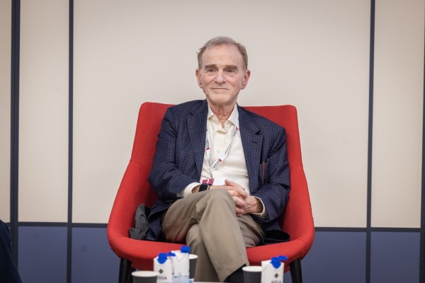 El premio Nobel Randy Schekman comparte una conversación en la UJI con una treintena de investigadores