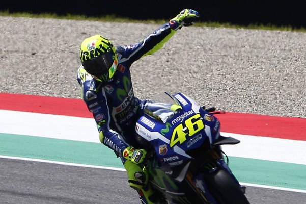 Rossi aprovecha el rebufo de Viñales para hacerse con la pole