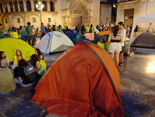 Docentes en huelga inician una acampada 