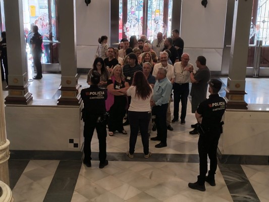 Nadie se quiere perder la moción de censura: colas para asistir al Salón de Plenos de Cartagena
