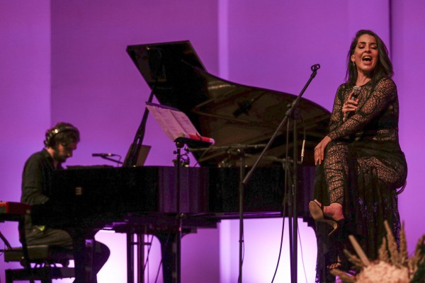 La murciana Ruth Lorenzo estrena en Torrevieja la habanera 'La Almadraba', que escribió en La Azohía