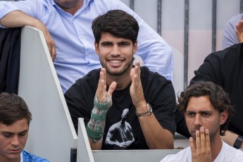 La luz al final del túnel: Alcaraz vuelve a entrenar un mes y medio después y golpeando la bola con la izquierda
