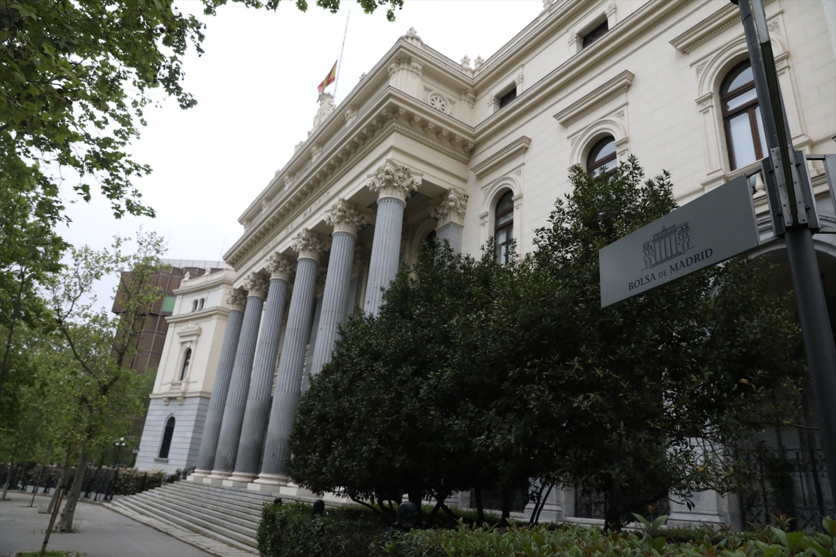 El Ibex 35 avanza un 0,60% y se acerca a los 18.300 puntos en la media sesión, con el crudo a la baja