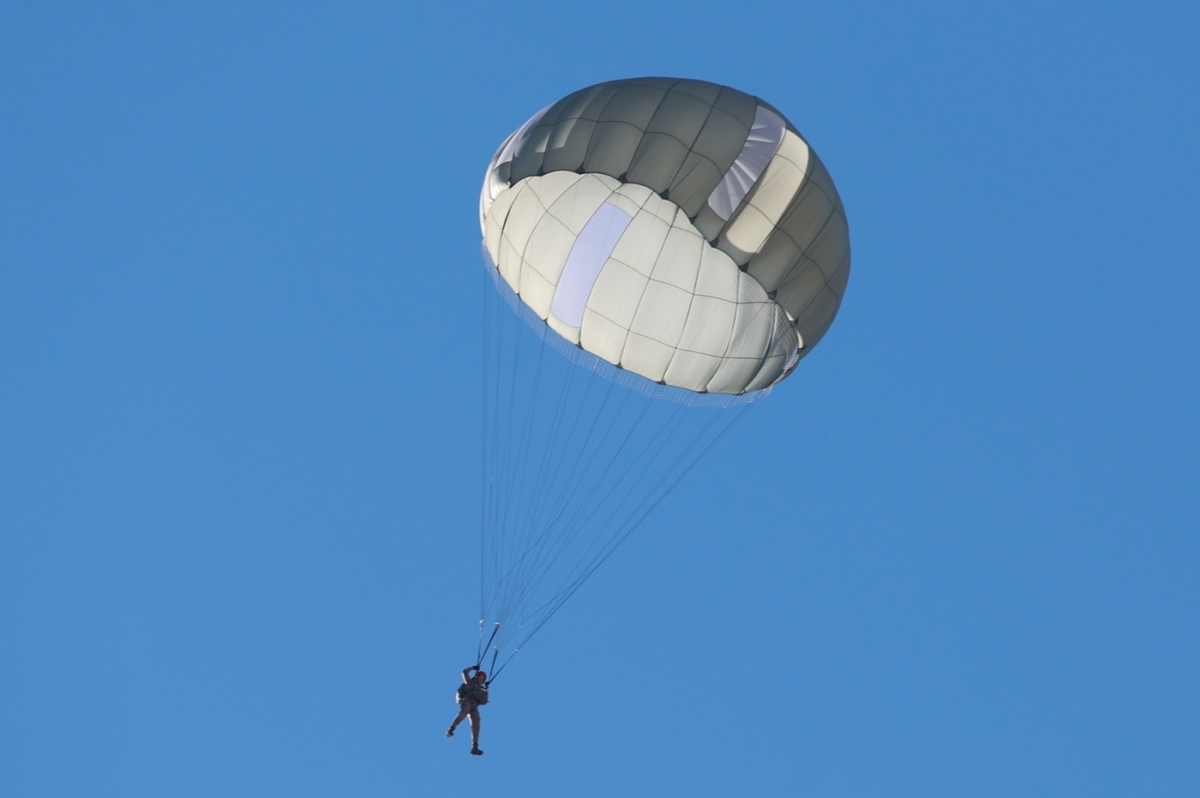 La princesa Leonor se lanza en paracaídas desde la Base Aérea de Alcantarilla: todas las imágenes del salto