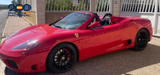 Detenido en Elche tras poner a la venta un falso Ferrari