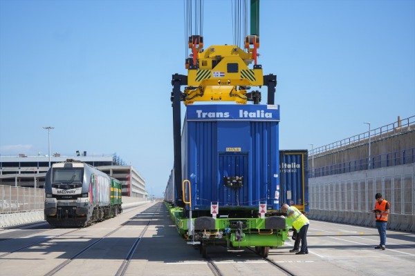 La autopista ferroviaria València-Madrid echa a rodar: 300 camiones semanales y pronto a Lisboa
