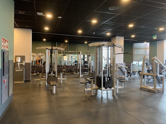 La neerlandesa Basic-Fit crece en Alicante con la compra del gimnasio McFit de Isla de Corfú