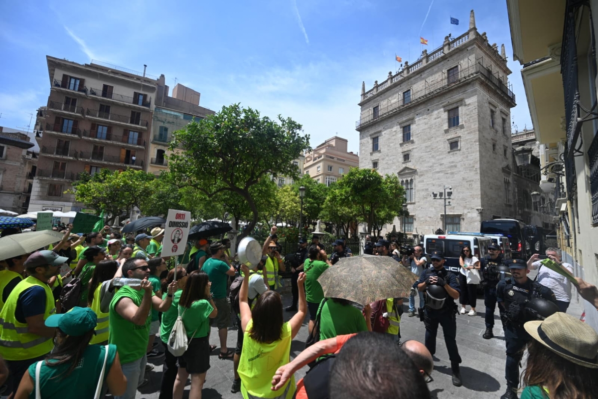 Los docentes protestan en torno al Palau donde Pérez Llorca asiste a los premios Jaume I