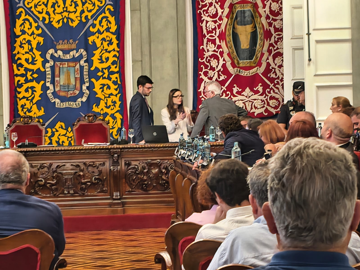 El pleno de la moción de censura de Cartagena deriva en un esperpento político antes de llegar a la votación