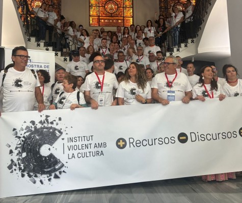 Protesta de 11 asociaciones de artes escénicas contra la gestión del IVC durante la Mostra de Teatre d'Alcoi