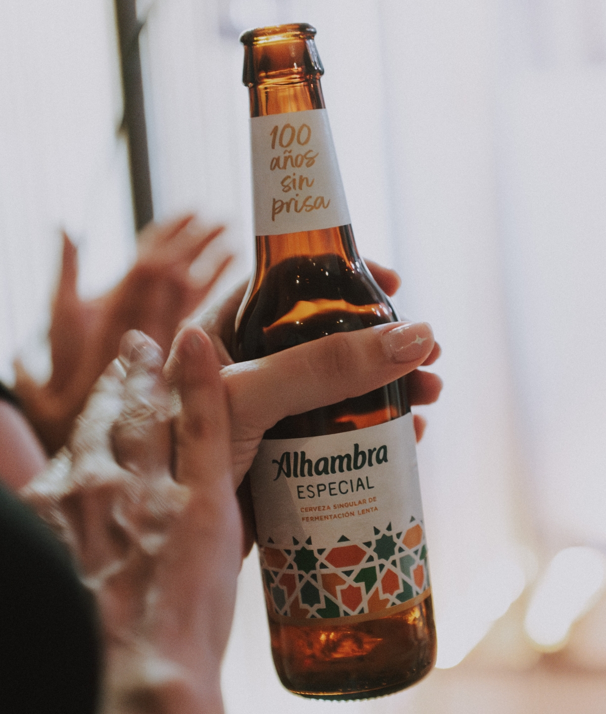 Brindando con una cerveza Alhambra