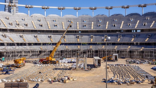 El Nou Mestalla ultima los detalles previos al izado de la gran cubierta y continúa con los trabajos de las zonas exteriores e interiores