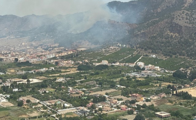 Un incendio forestal en Los Garres obliga a desalojar 50 viviendas y movilizar 250 efectivos, la UME y 11 medios aéreos