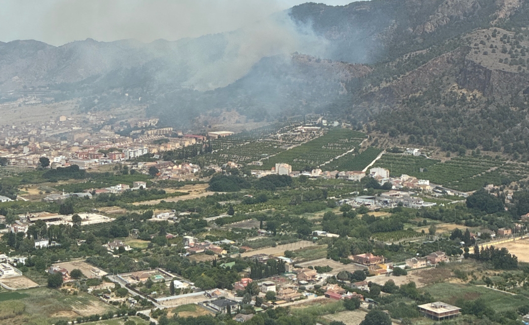 Un incendio forestal en Los Garres obliga a movilizar a los bomberos, las brigadas y cuatro helicópteros del 112