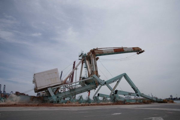 Abaten la grúa más antigua de APM Terminals en el puerto de València 