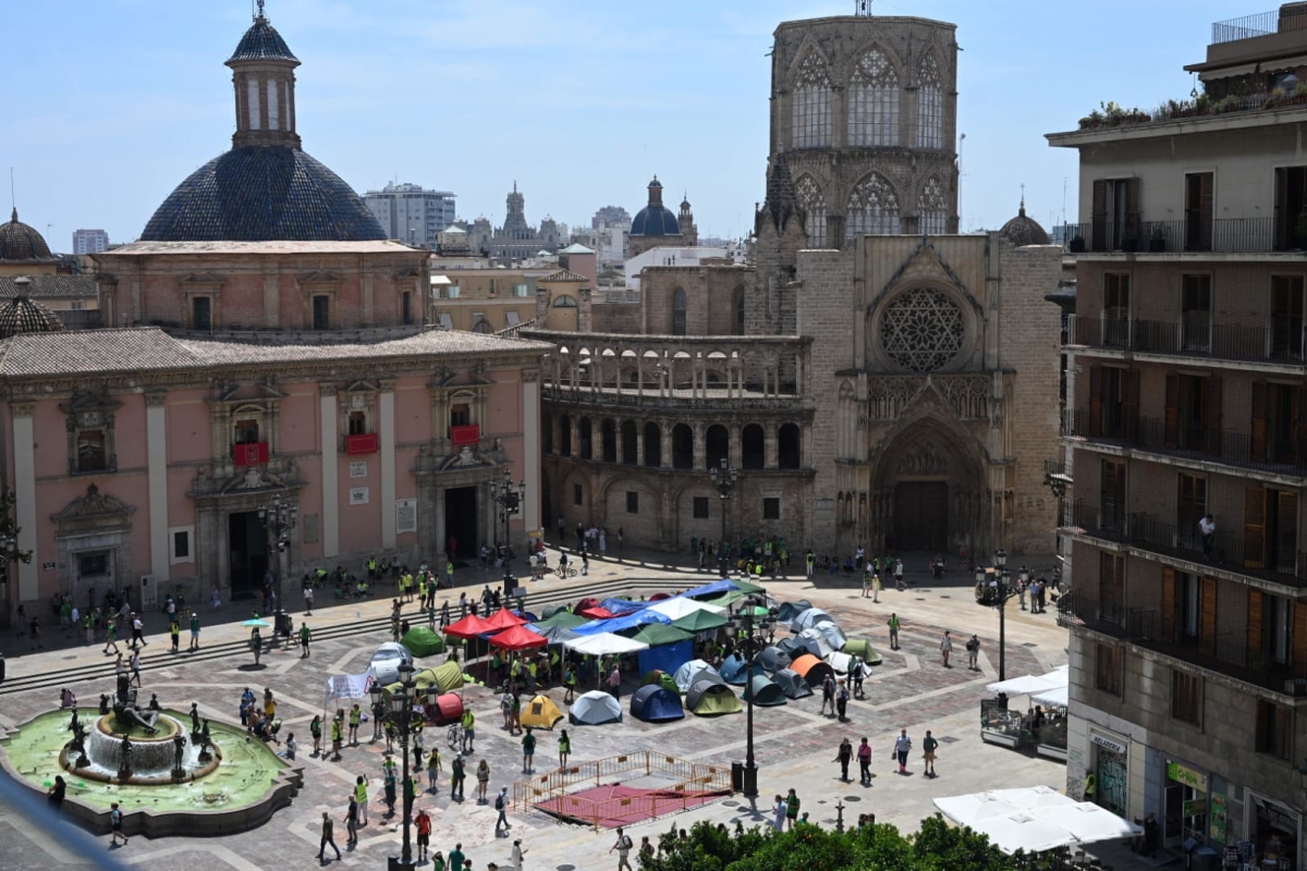 Acampada en la Plaza de la Virgen de València.