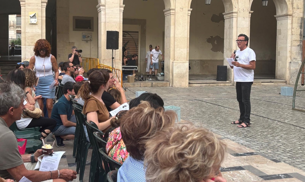 Lectura de manifiesto en la Plaça de Dins, antes de una representación.