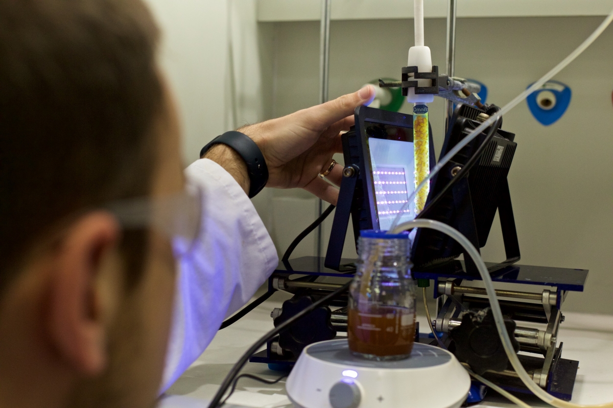 Una nueva tecnología desarrollada por la UA y la UPV permite convertir residuos vegetales como la lignina en materiales biodegradables