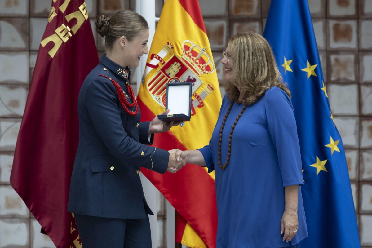 El 'triplete' de oro de la princesa Leonor en la Región: recibe su primera medalla en la Asamblea Regional
