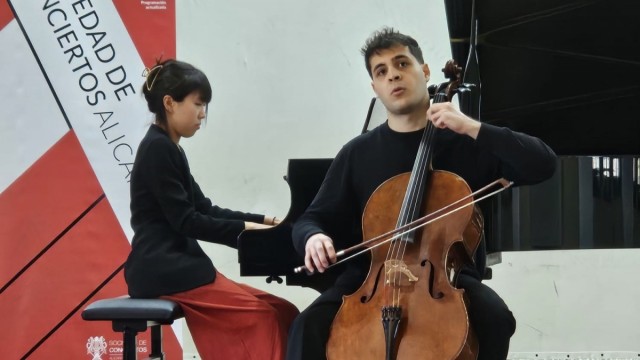 El violonchelista Luis Aracama exhibe su talento junto a la Sociedad de Conciertos de Alicante