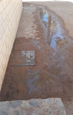 El AMPA del CEIP Josefina Manresa denuncia nuevos vertidos de aguas residuales en el patio y reclama una solución definitiva