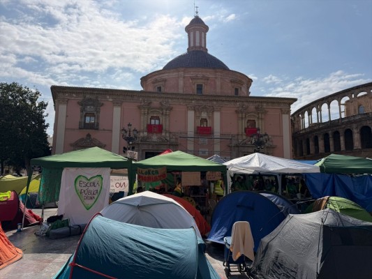 La acampada docente en la plaza de la Virgen seguirá hasta que Educación acepte hablar 