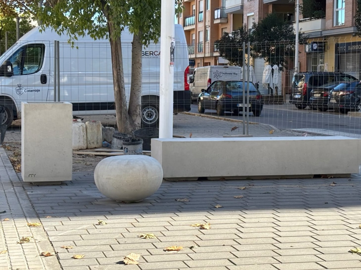 Mobiliario urbano construido con lodos de la Dana en Catarroja.