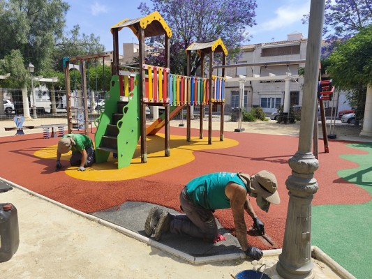 Novelda invierte 48.400 euros en renovar el caucho de ocho parques infantiles