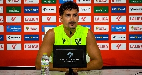 Álex Muñoz, futbolista del Almería: "Tenemos una pequeña ventaja, pero tenemos que ir a ganar"