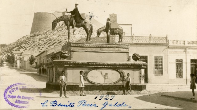El Archivo Municipal de Alicante repasa la huella de don Quijote en la historia de Fogueres