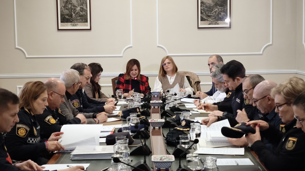 Bernabé y Catalá se sacuden la responsabilidad y convierten la acampada docente en su nuevo campo de batalla