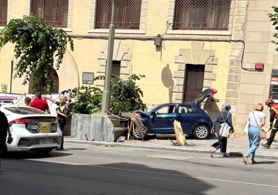 Muere una mujer en Alcoy arrollada por un vehículo que ha invadido la acera de la calle Santo Tomás