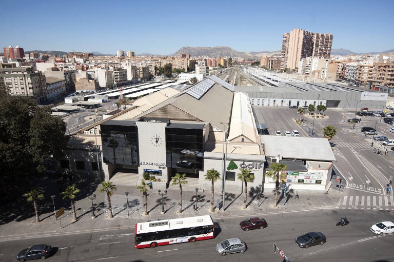 Competencia certifica el lastre de la 'desconexión' del transporte público con el tren en Alicante