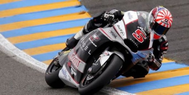 Zarco suma su segunda victoria de la temporada, Rins minimiza el error
