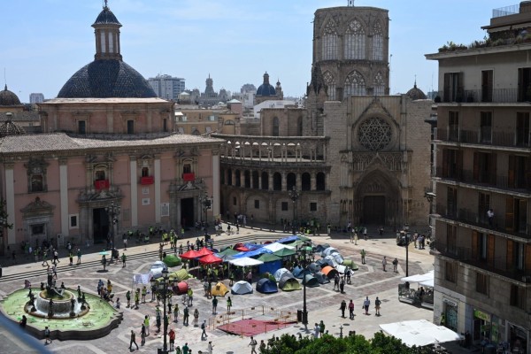 La acampada educativa vuelve al centro de la plaza de la Virgen de València tras el Corpus