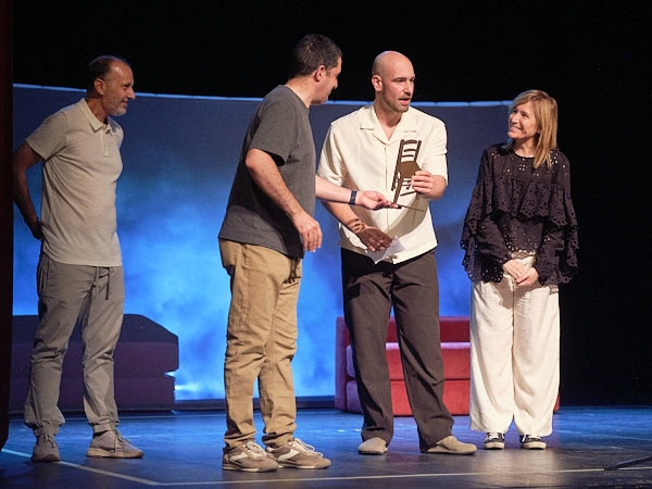 Tomás Verdú recibe el Premi de Teatre Ciutat d'Alcoi 2025 en una Mostra marcada por el apoyo del sector